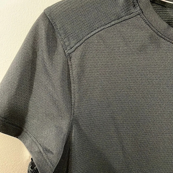 Under Armour Run Fitted Short Sleeve Athletic Top S - Picture 2 of 12